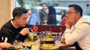 Ini Gaya Baim Wong Saat Makan Nasi Padang dan Durian Brulee