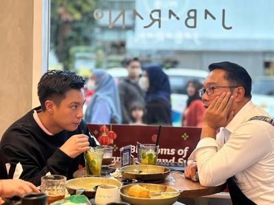 Ini Gaya Baim Wong Saat Makan Nasi Padang dan Durian Brulee