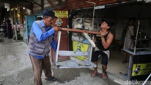 Bangunan Liar Dibongkar Paksa, Warga Sibuk Selamatkan Barang