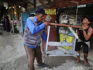 Bangunan Liar Dibongkar Paksa, Warga Sibuk Selamatkan Barang