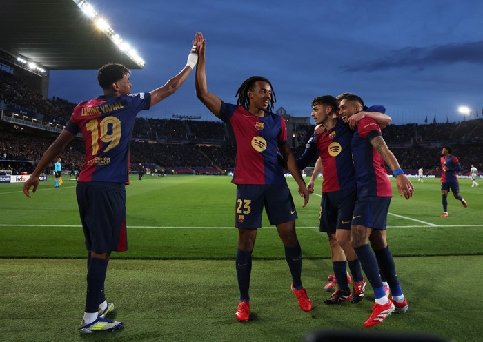 Soccer Football - Champions League - Round of 16 - Second Leg - FC Barcelona v Benfica - Estadi Olimpic Lluis Companys, Barcelona, Spain - March 11, 2025 FC Barcelonas Raphinha celebrates scoring their first goal with teammates REUTERS/Albert Gea