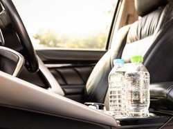 Simpan Botol Minum dalam Mobil, Apakah Airnya Aman Dikonsumsi?
