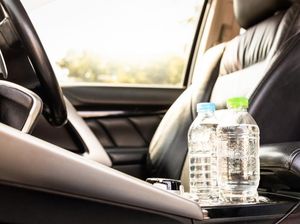 Simpan Botol Minum dalam Mobil, Apakah Airnya Aman Dikonsumsi? Simpan Botol Minum dalam Mobil, Apakah Airnya Aman Dikonsumsi?