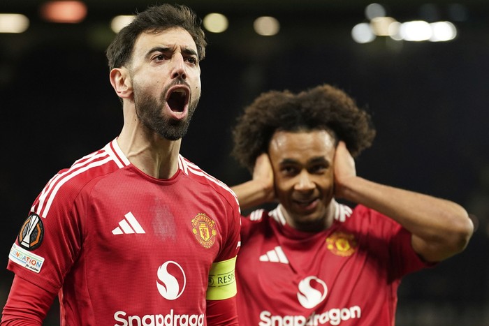 Manchester United's Bruno Fernandes left, and Manchester United's Joshua Zirkzee celebrate scoring their side's first goal during the Europa League soccer match between Manchester United and Real Sociedad at Old Trafford stadium in Manchester, England, Thursday, March 13, 2025 . (AP Photo/Dave Thompson)