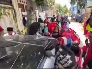 Bocil Terkunci dalam Mobil di Jakut, Damkar Turun Tangan Bocil Terkunci dalam Mobil di Jakut, Damkar Turun Tangan