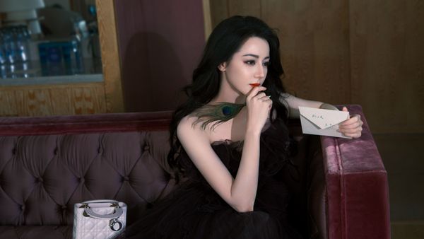 Penampilan Terbaru Dilraba Dilmurat di Acara Dior, Terpancar Aura Mahal