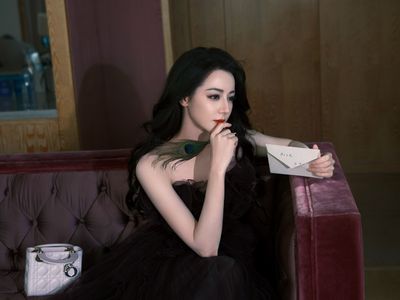 Penampilan Terbaru Dilraba Dilmurat di Acara Dior, Terpancar Aura Mahal
