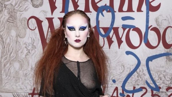 Foto: Chappell Roan dengan Makeup Eksentrik ala Badut di Paris Fashion Week
