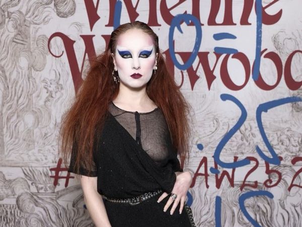 Foto: Chappell Roan dengan Makeup Eksentrik ala Badut di Paris Fashion Week