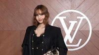 9 Gaya Artis Korea di Paris Fashion Week 2025, Lisa BLACKPINK-Park Seo Joon