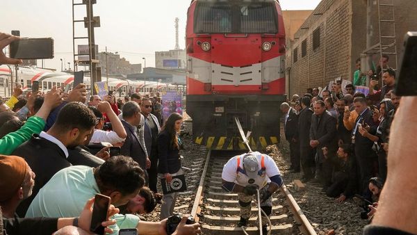 Gokil! Pria di Mesir Pecahkan Rekor Tarik Kereta 279 Ton