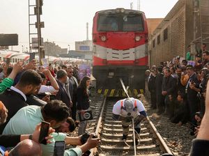 Gokil! Pria di Mesir Pecahkan Rekor Tarik Kereta 279 Ton