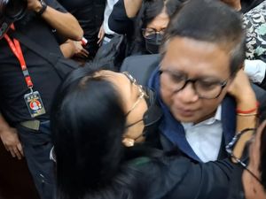 Hasto Peluk Istri dan Djarot Seusai Sidang, Singgung Kriminalisasi untuk Politik Hasto Peluk Istri dan Djarot Seusai Sidang, Singgung Kriminalisasi untuk Politik