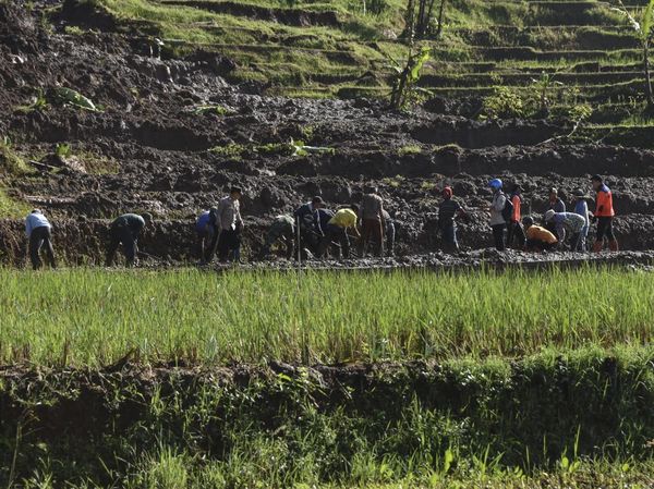 Jalur Alternatif Mudik Lebaran di Ciamis Tertimbun Tanah Longsor