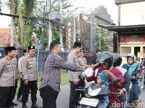 Kapolres Lamongan dan Wartawan Berbagi Takjil hingga Buka Puasa Bersama Kapolres Lamongan dan Wartawan Berbagi Takjil hingga Buka Puasa Bersama