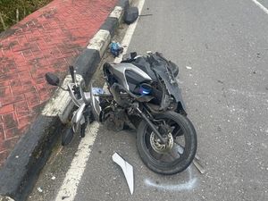 Hindari Pita Kejut, Ibu dan Anak di Babel Tewas Usai Motornya Nabrak Truk Hindari Pita Kejut, Ibu dan Anak di Babel Tewas Usai Motornya Nabrak Truk