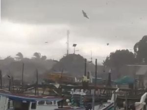 Video: Detik-detik Angin Puting Beliung Rusak Puluhan Rumah di Bangka Selatan