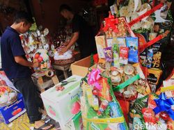 Geliat Penjualan Parsel Lebaran di Jalan Barito