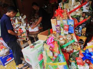 Geliat Penjualan Parsel Lebaran di Jalan Barito