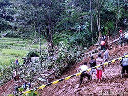 Pencarian Satu Keluarga Korban Longsor di Lengkong Dihentikan