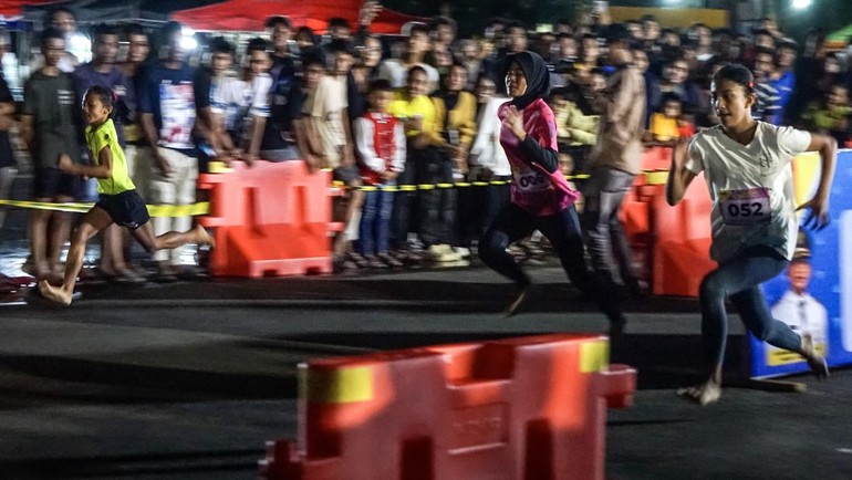 Peserta memacu kecepatan saat lomba lari bertajuk Mendadak Lari Ramadan Cup 2 di Balikpapan, Kalimantan Timur, Kamis (13/3/2025). 