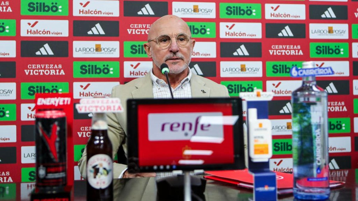 Luis de la Fuente saat mengumumkan skuad Spanyol di Valencia. Foto: Europa Press via Getty Images/Europa Press Sports