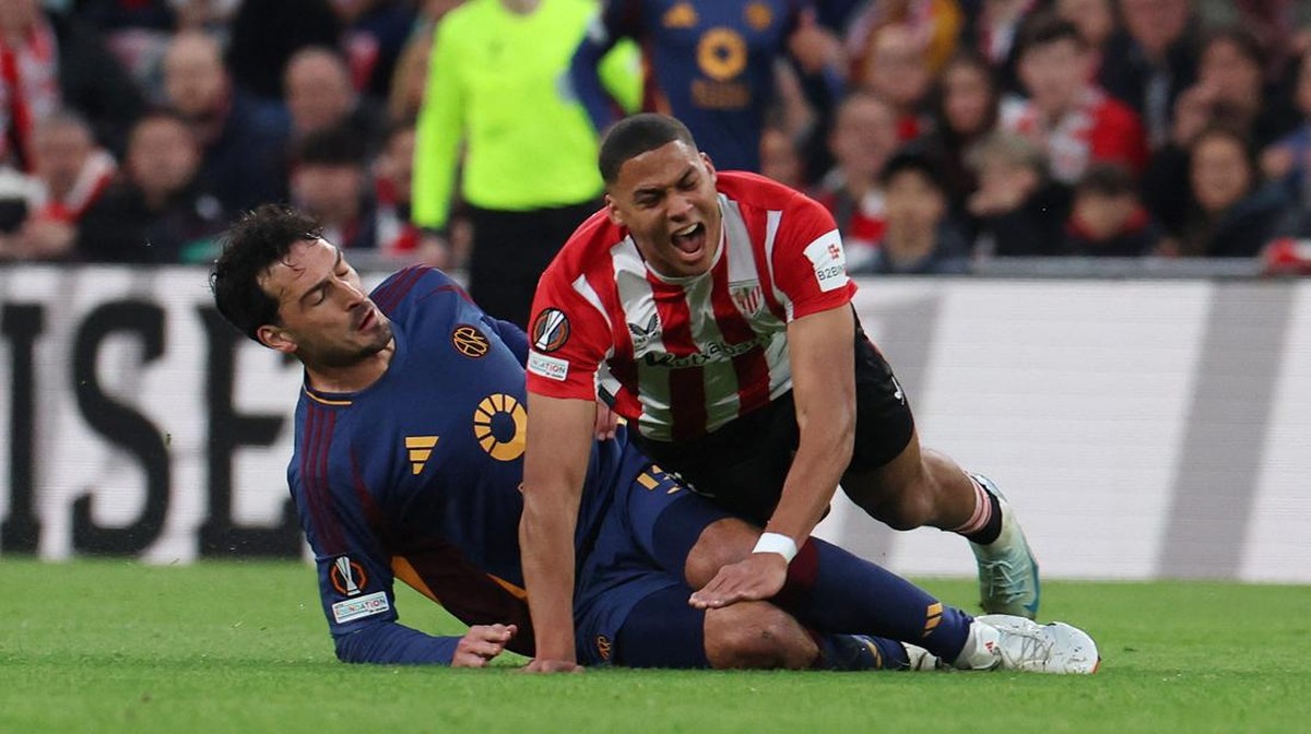 Bek AS Roma Mats Hummels mendapat kartu merah saat melawan Athletic Bilbao (Foto: REUTERS/Vincent West)