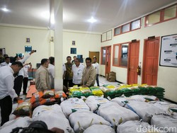 Mentan Tinjau Operasi Pasar Pangan Murah di Kantor Pos Gresik