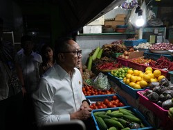 Zulhas Cek Harga Bahan Pokok di Pasar Genteng: Alhamdulillah Stabil