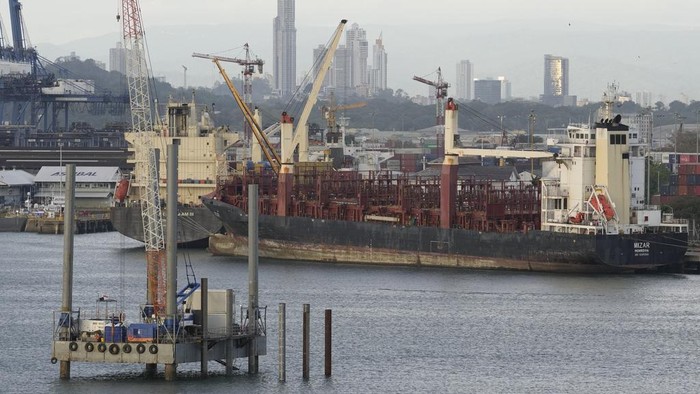 Militer AS Bakal Tingkatkan Pasukan di Terusan Panama A cargo ship sails under Las Americas bridge through the Panama Canal, in Panama City, Thursday, March 13, 2025. (AP Photo/Matias Delacroix)