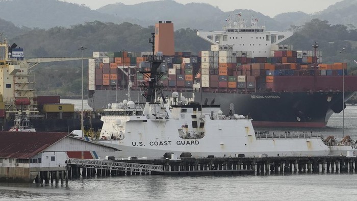 Militer AS Bakal Tingkatkan Pasukan di Terusan Panama A cargo ship sails under Las Americas bridge through the Panama Canal, in Panama City, Thursday, March 13, 2025. (AP Photo/Matias Delacroix)