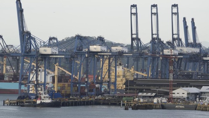 Militer AS Bakal Tingkatkan Pasukan di Terusan Panama A cargo ship sails under Las Americas bridge through the Panama Canal, in Panama City, Thursday, March 13, 2025. (AP Photo/Matias Delacroix)