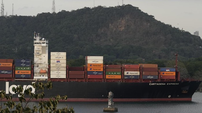 Militer AS Bakal Tingkatkan Pasukan di Terusan Panama A cargo ship sails under Las Americas bridge through the Panama Canal, in Panama City, Thursday, March 13, 2025. (AP Photo/Matias Delacroix)
