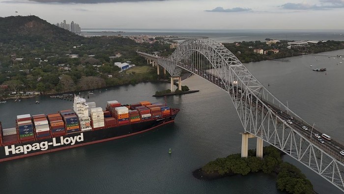 Militer AS Bakal Tingkatkan Pasukan di Terusan Panama A cargo ship sails under Las Americas bridge through the Panama Canal, in Panama City, Thursday, March 13, 2025. (AP Photo/Matias Delacroix)