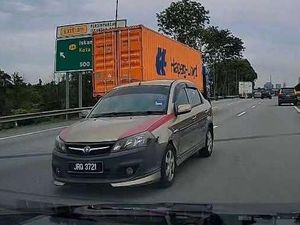 Viral Mobil Lawan Arah di Lajur Kanan Jalan Tol, Pengemudinya Lansia Viral Mobil Lawan Arah di Lajur Kanan Jalan Tol, Pengemudinya Lansia