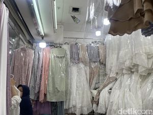 Berburu Mukena di Thamrin City, Mukena Renda Putih Jadi Tren untuk Lebaran Berburu Mukena di Thamrin City, Mukena Renda Putih Jadi Tren untuk Lebaran