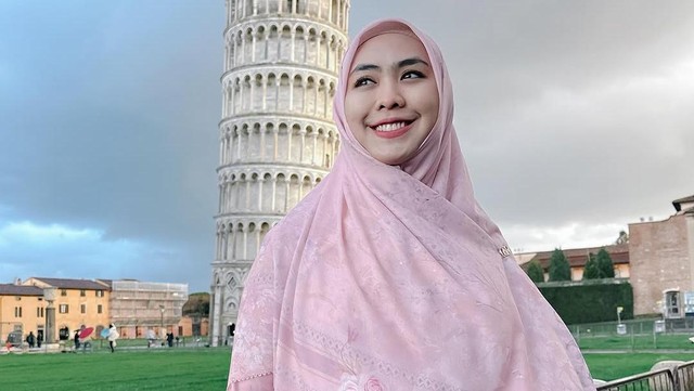 Berita Viral Selebriti dari InsertLive : Wejangan Oki Setiana Dewi Kepada Paula Verhoeven yang Dituding Kena HIV