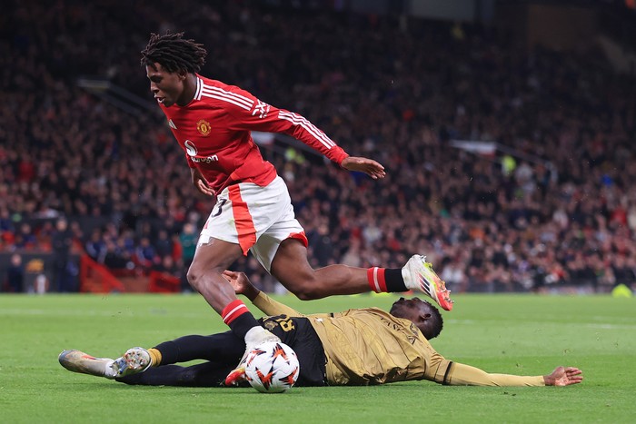 Patrick Dorgu, Manchester United MANCHESTER, ENGLAND - MARCH 13: Hamary Traore of Real Sociedad tackles Patrick Dorgu of Manchester United during the UEFA Europa League 2024/25 Round of 16 Second Leg match between Manchester United and Real Sociedad de Futbol at Old Trafford on March 13, 2025 in Manchester, England. (Photo by Simon Stacpoole/Offside/Offside via Getty Images)