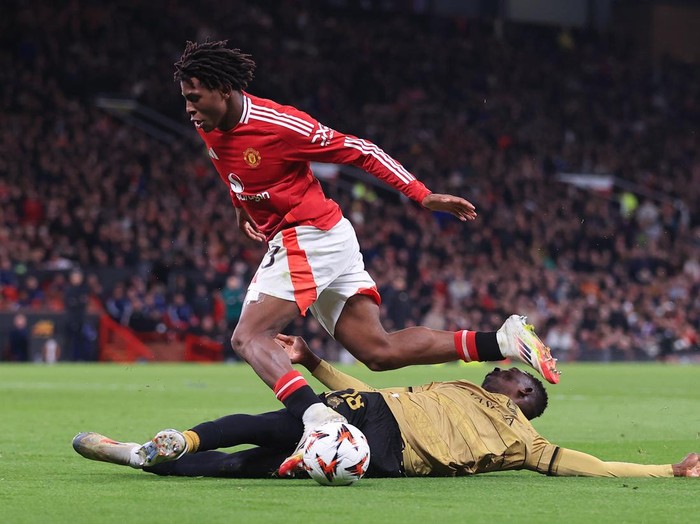 MANCHESTER, ENGLAND - MARCH 13: Hamary Traore of Real Sociedad tackles Patrick Dorgu of Manchester United during the UEFA Europa League 2024/25 Round of 16 Second Leg match between Manchester United and Real Sociedad de Futbol at Old Trafford on March 13, 2025 in Manchester, England. (Photo by Simon Stacpoole/Offside/Offside via Getty Images)