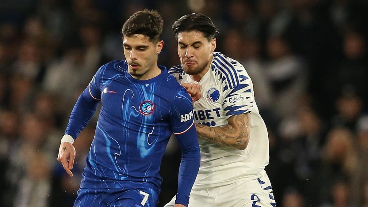 Pedro Neto dan Kevin Diks berduel di laga Chelsea vs Copenhagen di Europa Conference League. (Foto: Steve Bardens - AMA/Getty Images)