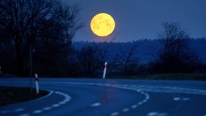Penampakan Fenomena Worm Moon di Langit Meksiko hingga AS
