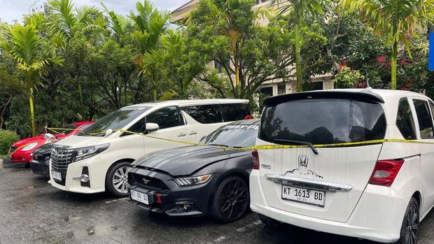 Penampakan mobil mewah diduga hasil TPPU narkoba disita Bareskrim Polri dari Direktur Persiba Catur Adi Priatno.