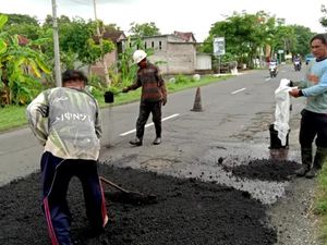 Dinas PUPR Tulungagung Intensifkan Perbaikan Jalan Jelang Lebaran Dinas PUPR Tulungagung Intensifkan Perbaikan Jalan Jelang Lebaran