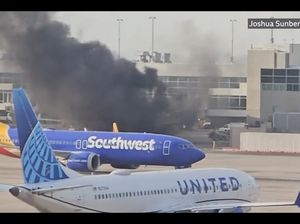 Video: Pesawat American Airlines Terbakar, Penumpang Dievakuasi
