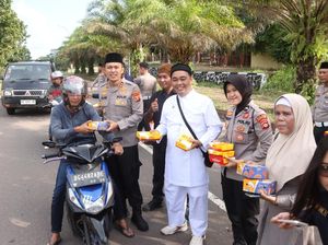 Kapolres Banyuasin Bagikan Takjil, Libatkan Media Massa