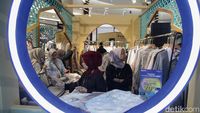 Potret Warga Berburu Baju Baru Jelang Lebaran