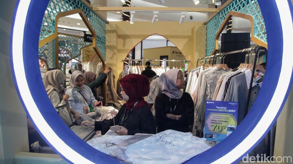 Potret Warga Berburu Baju Baru Jelang Lebaran Potret Warga Berburu Baju Baru Jelang Lebaran