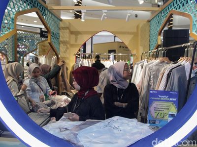 Potret Warga Berburu Baju Baru Jelang Lebaran