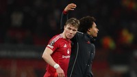 Rasmus Hojlund (kiri) dan Joshua Zirkzee digosipkan akan kembali ke Serie A musim depan. Nilai transfer mereka yang tinggi dinilai belum berbanding lurus dengan jumlah gol yang mereka sumbangkan.  Foto: REUTERS/Phil Noble