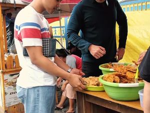 Momen Seru Robby Purba Berburu Takjil di Pedagang Kaki Lima Momen Seru Robby Purba Berburu Takjil di Pedagang Kaki Lima